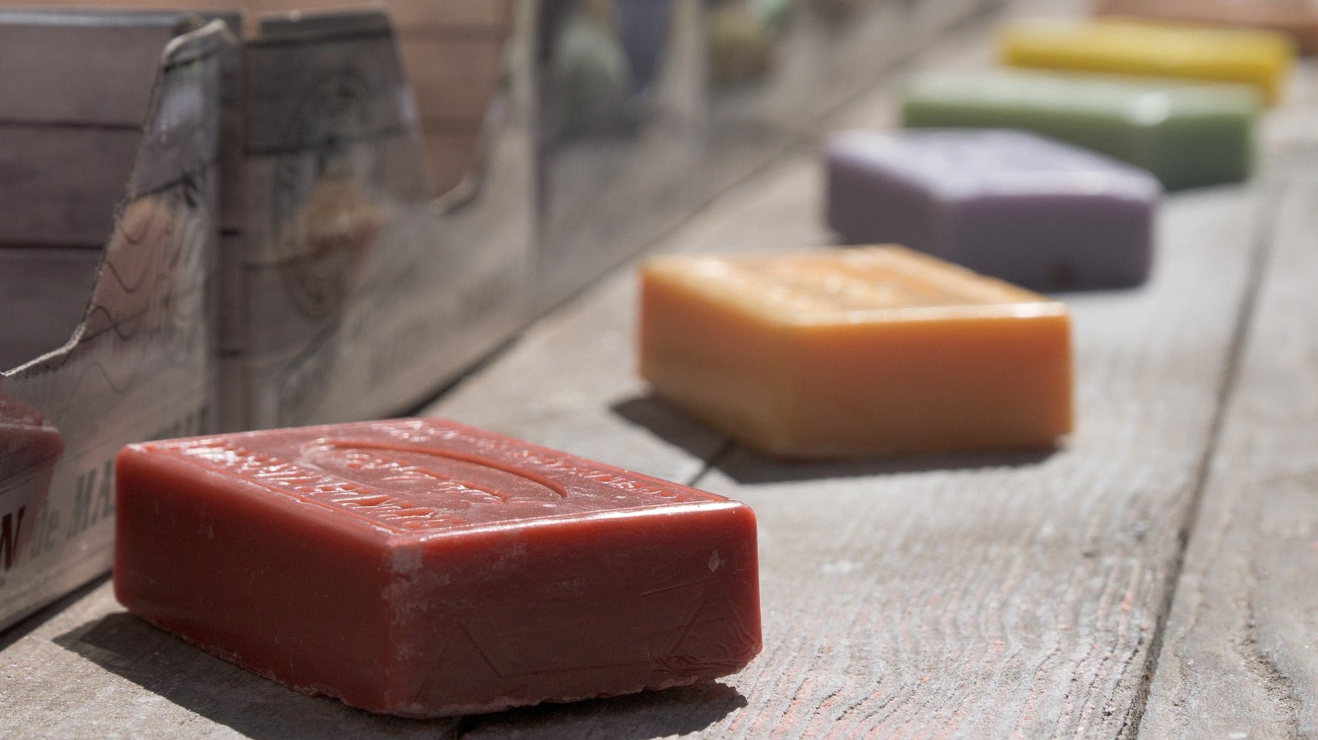 bunte Seifenstücke in einer Reihe