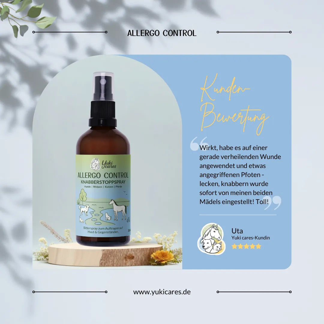 Eine Flasche Allergie-Kontrollspray steht vor einem blauen Hintergrund mit einer Kundenbewertung daneben.