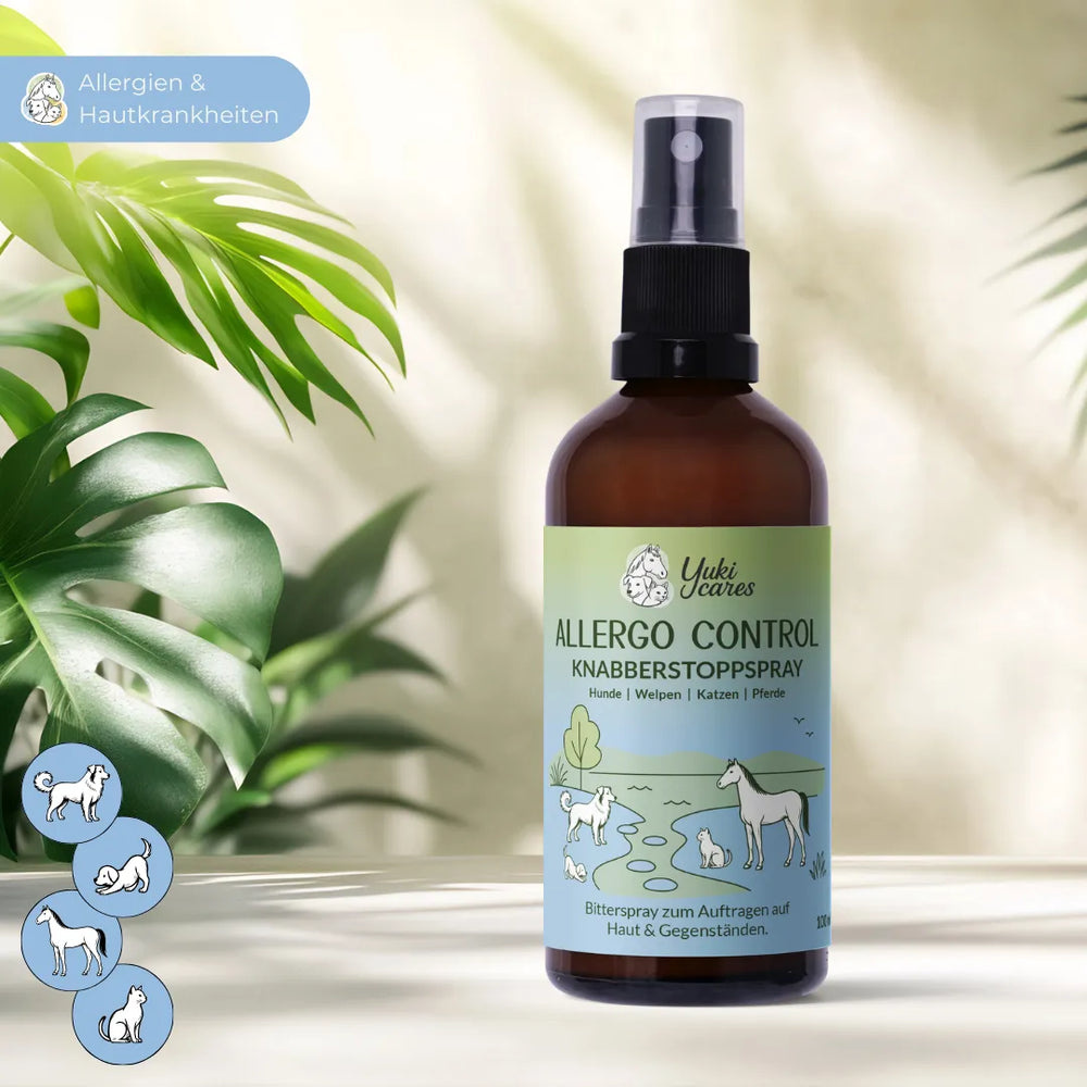 Eine Flasche Knabberstoppspray für Tiere steht auf einem Tisch neben grünen Pflanzen im Sonnenlicht.