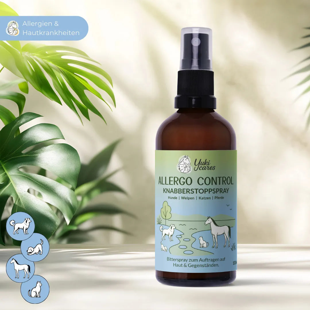 Eine Flasche Knabberstoppspray für Tiere steht auf einem Tisch neben grünen Pflanzen im Sonnenlicht.