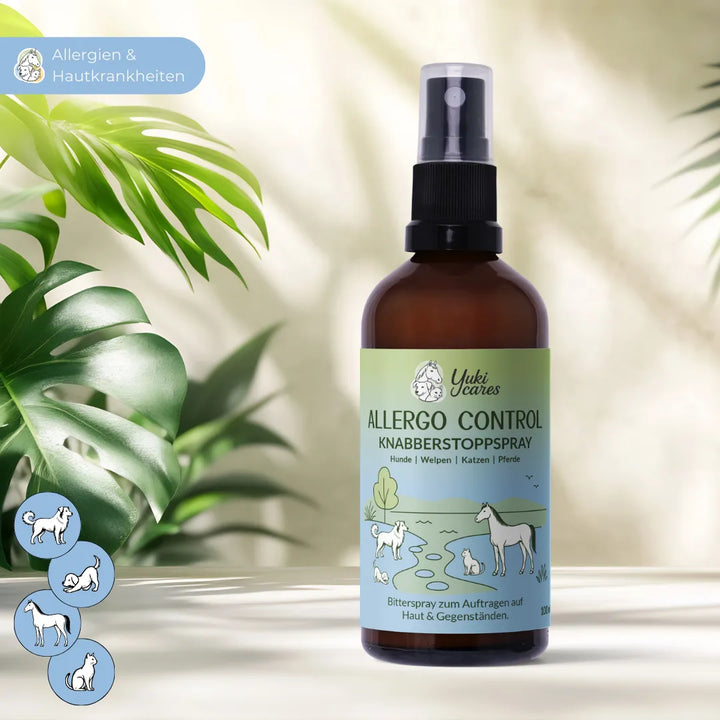 Eine Flasche Knabberstoppspray für Tiere steht auf einem Tisch neben grünen Pflanzen im Sonnenlicht.