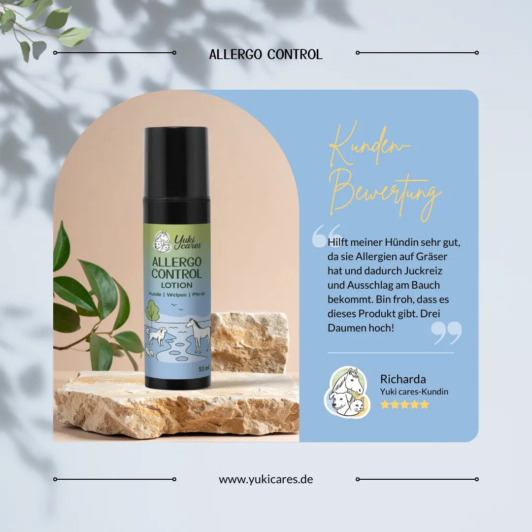 Eine Flasche Allergie-Kontrolllotion für Tiere steht auf einem Stein, begleitet von einer positiven Kundenbewertung.