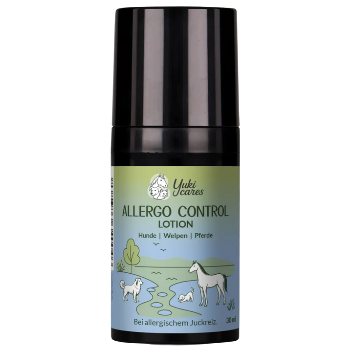 Eine Flasche Allergo-Controlllotion für Hunde, Welpen und Pferde mit einem Etikett, das Tiere in einer Landschaft zeigt.