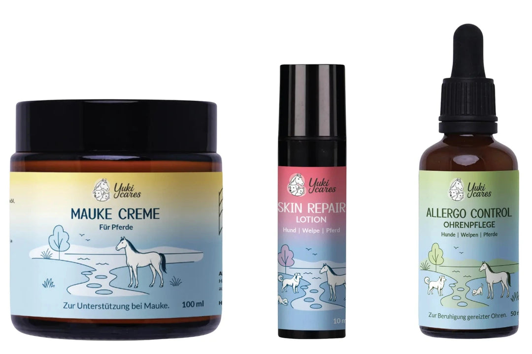 Drei Yuki Cares Pflegeprodukte für Tiere stehen nebeneinander, darunter Mauke Creme, Skin Repair Lotion und Allergo Control Ohrenpflege.