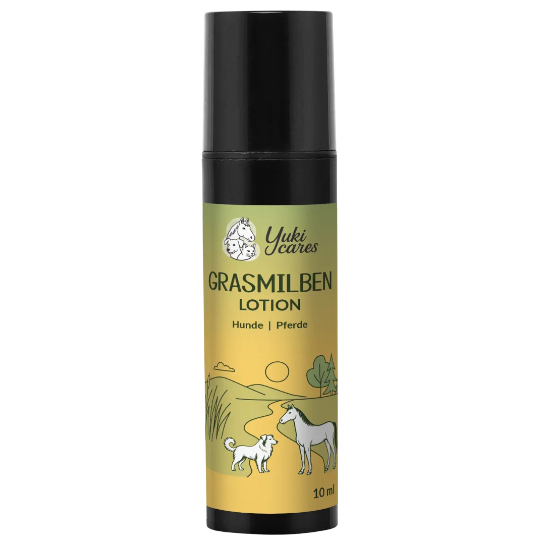 Eine Flasche Gras­milben­lotions für Hunde und Pferde mit grün-gelbem Etikett und Tierillustrationen.