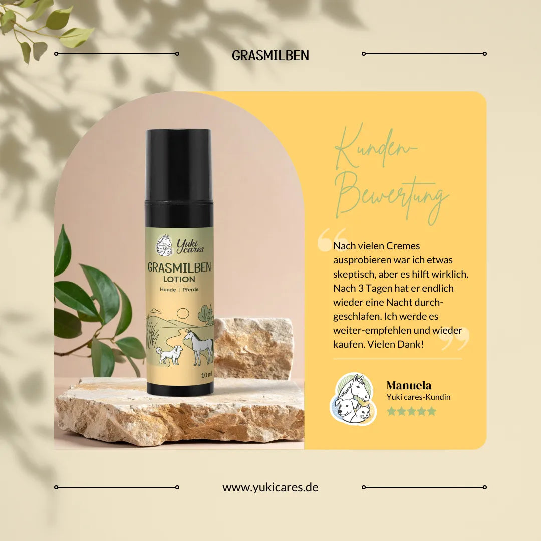 Eine Grasmilben-Lotion steht auf einem Stein, umgeben von Pflanzen, neben einer Kundenbewertung über ihre Wirksamkeit.