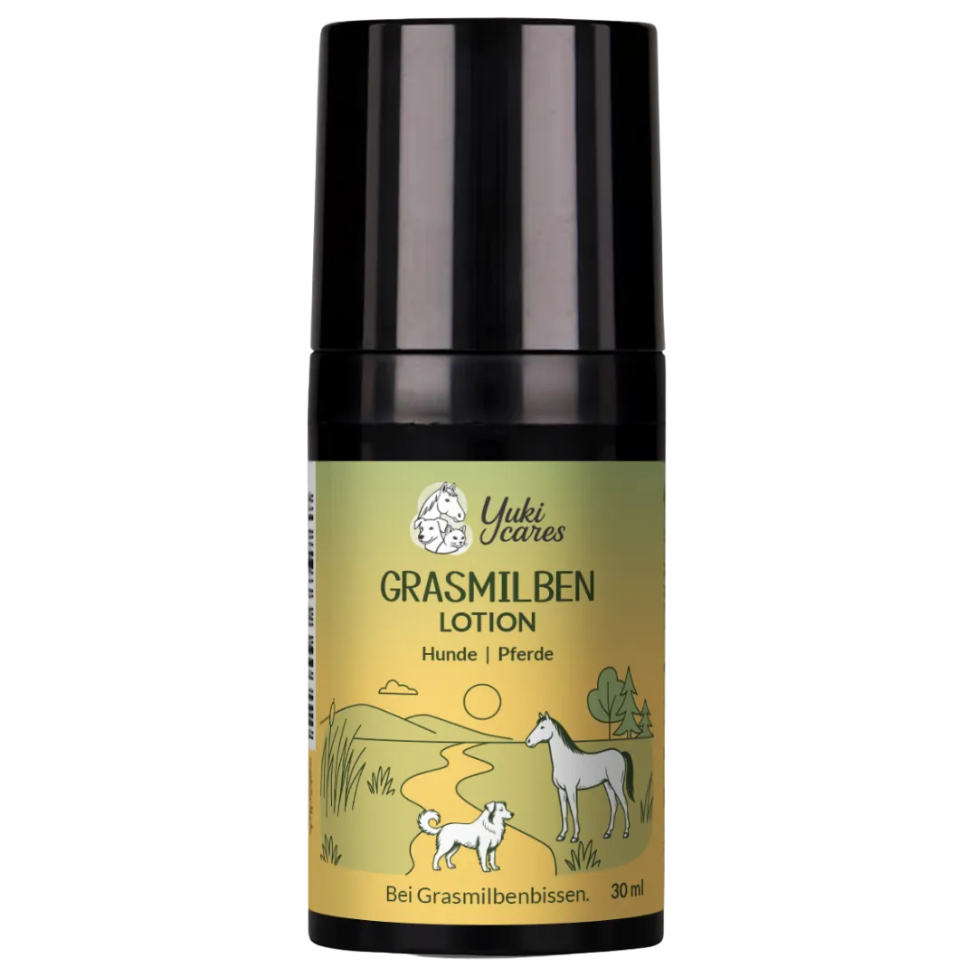 Eine Flasche GrasMilben Lotion für Hunde und Pferde mit Landschaftsillustration auf dem Etikett.