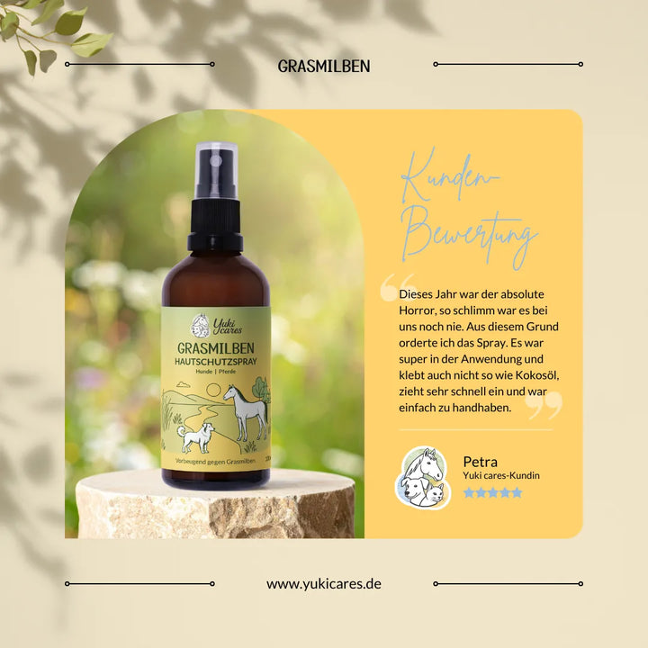 Eine Flasche Grasmilben-Hautschutzspray steht auf einem Baumstumpf, begleitet von einer positiven Kundenbewertung.