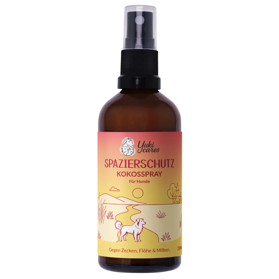 Braunes Sprayfläschchen mit rotem Etikett "Spazierschutz Kokosspray" für Hunde, illustriert mit Hund auf Spaziergang.