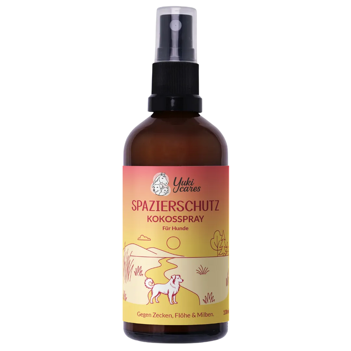 Braunes Sprayfläschchen mit rotem Etikett "Spazierschutz Kokosspray" für Hunde, illustriert mit Hund auf Spaziergang.