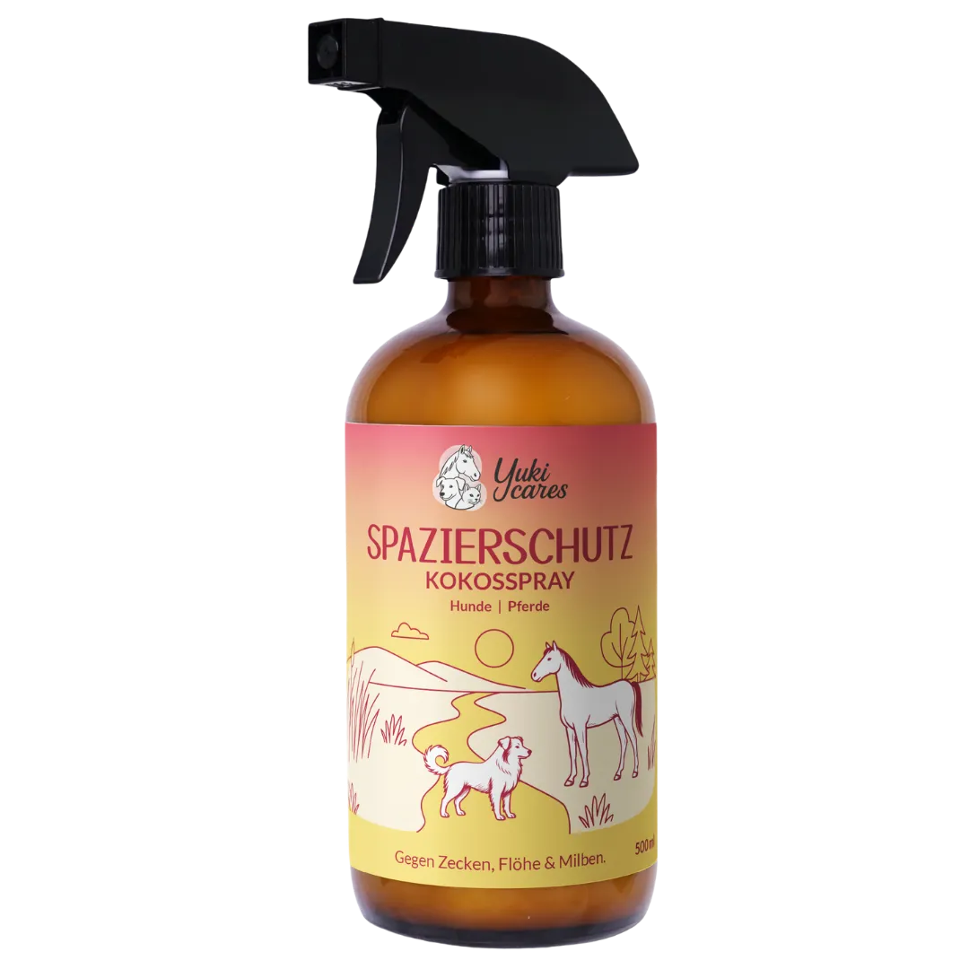 Eine braune Sprühflasche mit Etikett zeigt ein Kokosspray für Hunde und Pferde, das gegen Zecken, Flöhe und Milben schützt.