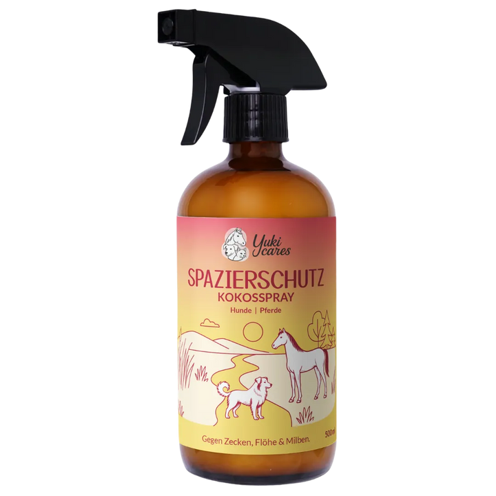 Eine braune Sprühflasche mit Etikett zeigt ein Kokosspray für Hunde und Pferde, das gegen Zecken, Flöhe und Milben schützt.