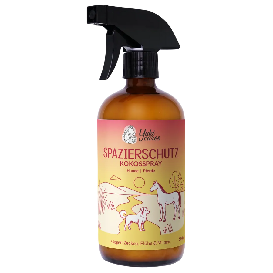 Eine braune Sprühflasche mit Etikett zeigt ein Kokosspray für Hunde und Pferde, das gegen Zecken, Flöhe und Milben schützt.