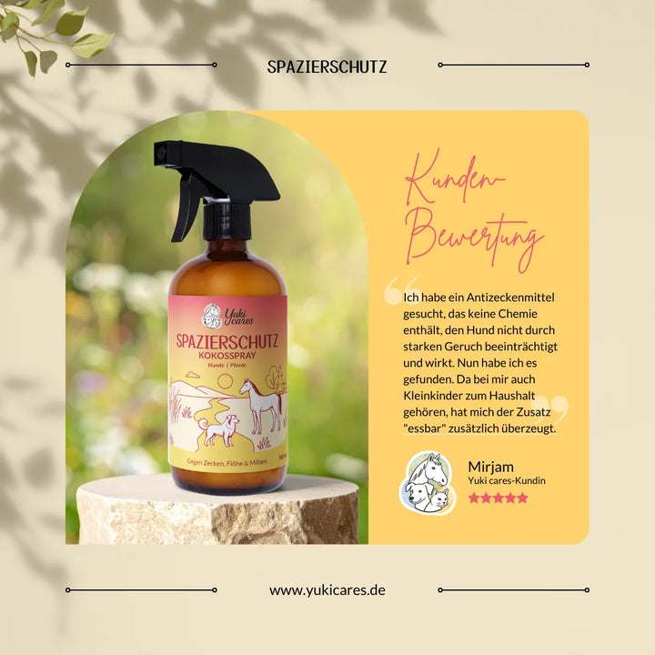 Eine Flasche Spazierschutz Kokosspray steht im Freien auf einem Baumstumpf, daneben ist eine Kundenbewertung zu sehen.