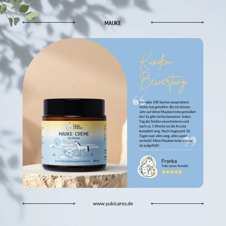 Ein Glas Mauke Creme für Pferde steht auf einem Stein, begleitet von einer Kundenbewertung und Website-Informationen.