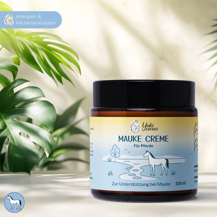 Ein Glas Mauke Creme für Pferde steht auf einem Tisch, umgeben von grünen Blättern, mit Fokus auf Allergien und Hautkrankheiten.