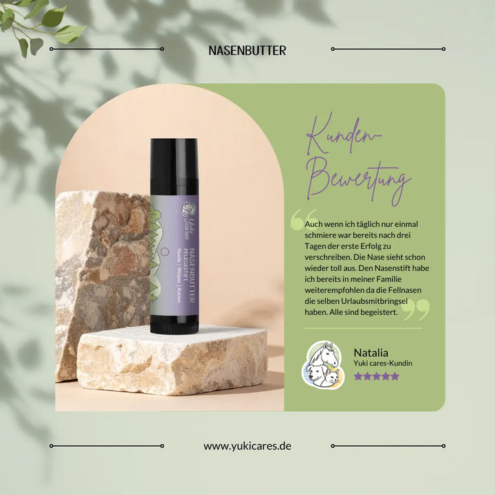 Ein Nasenbutter-Stift steht auf einem Steinsockel, umgeben von einer Kundenbewertung auf grünem Hintergrund.