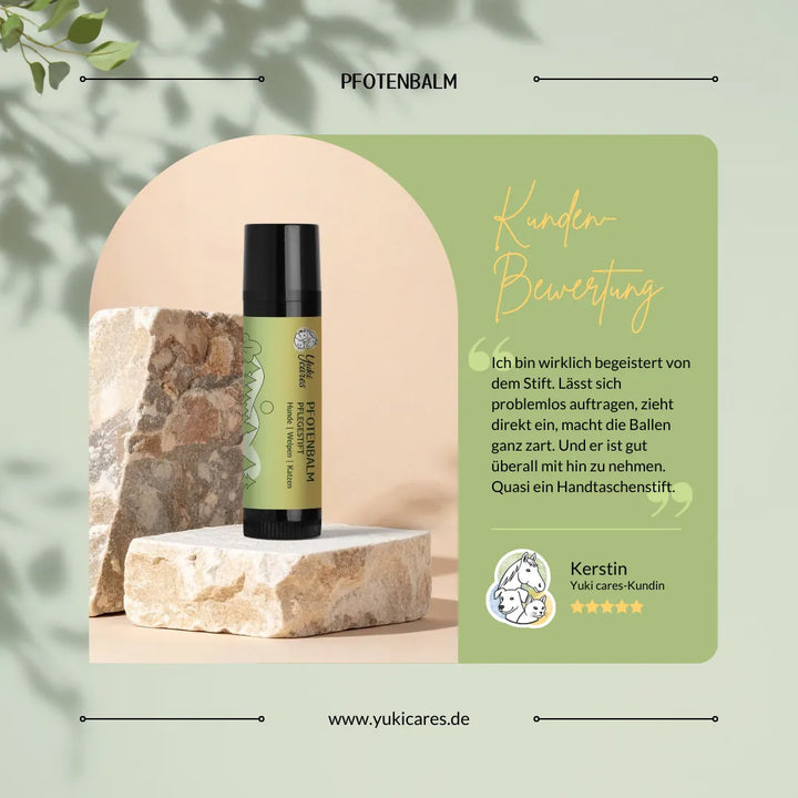 Ein Pfotenbalsam-Stift steht auf Naturstein neben einer Kundenbewertung auf einem grünen Hintergrund.
