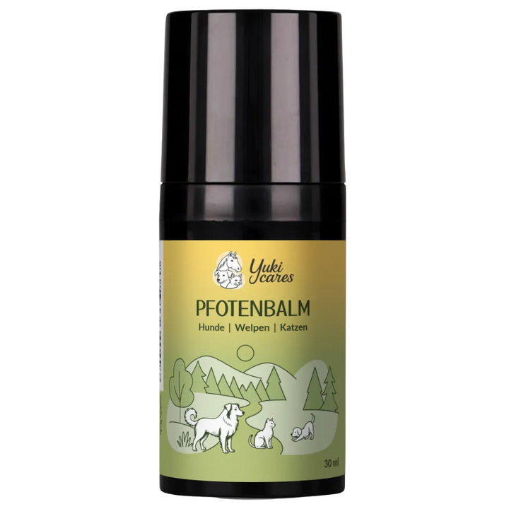 Ein schwarzer Spender mit gelbem Etikett zeigt ein Pfotenbalsam für Hunde, Welpen und Katzen vor einer Waldlandschaft.