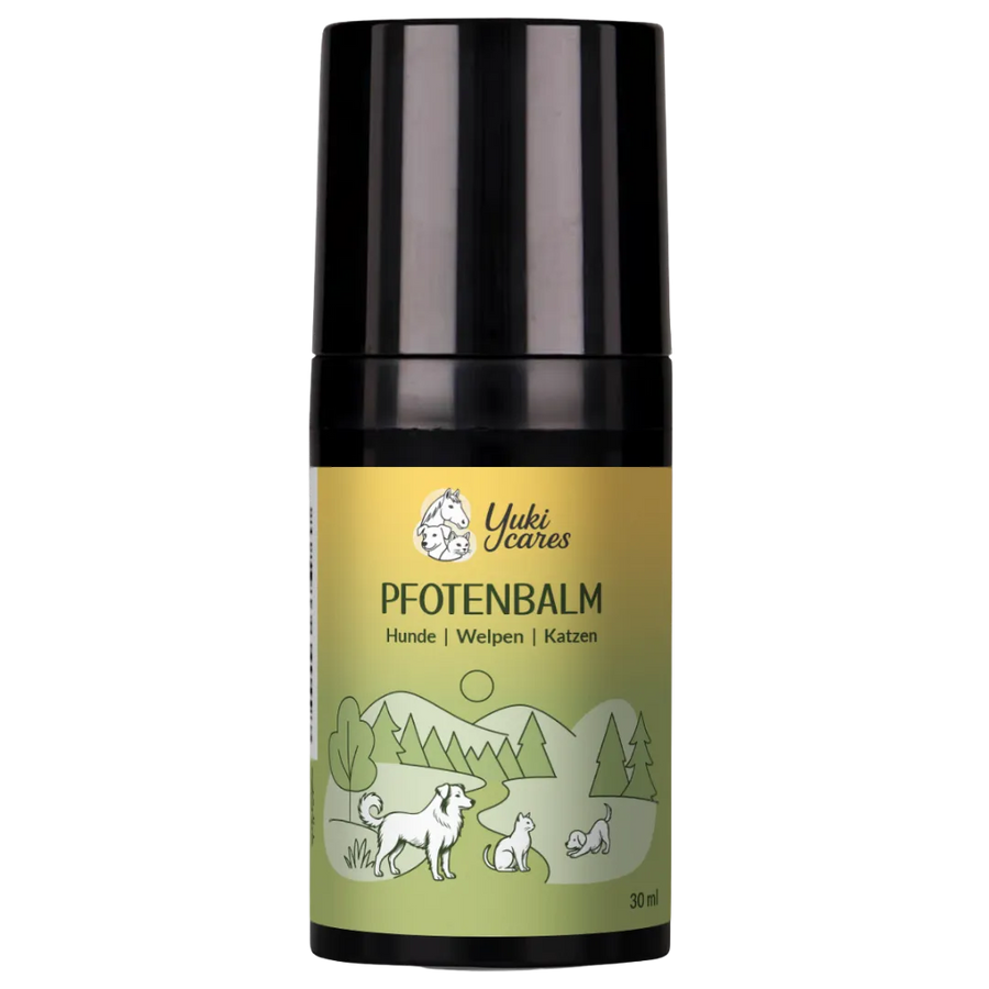 Ein schwarzer Spender mit gelbem Etikett zeigt ein Pfotenbalsam für Hunde, Welpen und Katzen vor einer Waldlandschaft.