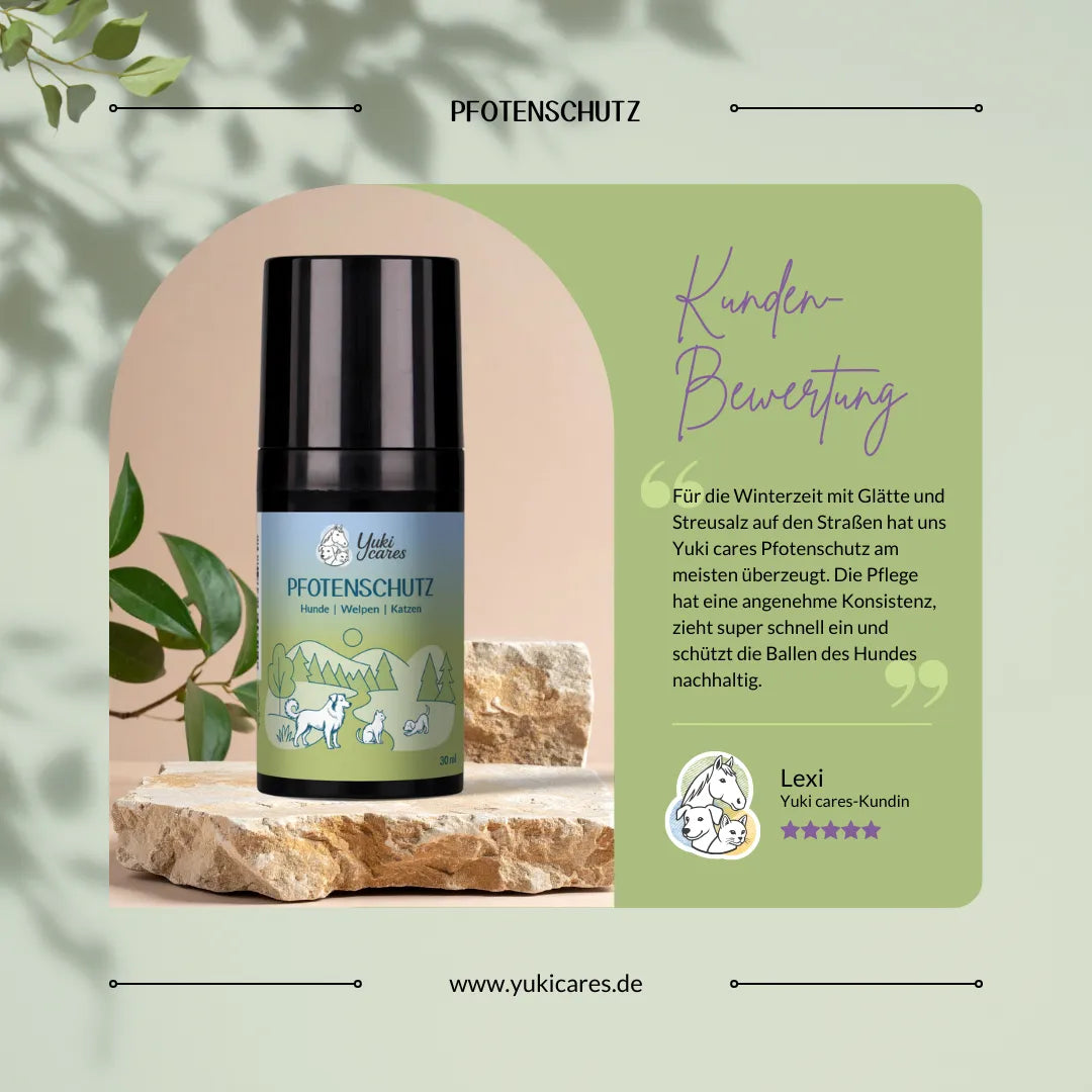 Ein Pfotenschutzprodukt von Yuki Cares steht auf einem Stein, umgeben von Pflanzen, mit einer Kundenbewertung daneben.