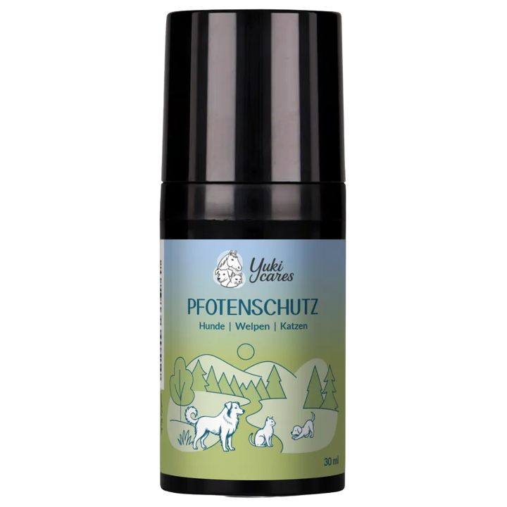 Eine Flasche mit "Pfotenschutz" von Yuki Cares zeigt Illustrationen von Hund, Welpe und Katze vor einer Waldlandschaft.