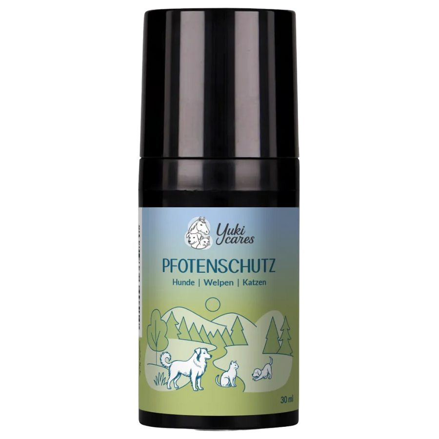 Eine Flasche mit "Pfotenschutz" von Yuki Cares zeigt Illustrationen von Hund, Welpe und Katze vor einer Waldlandschaft.