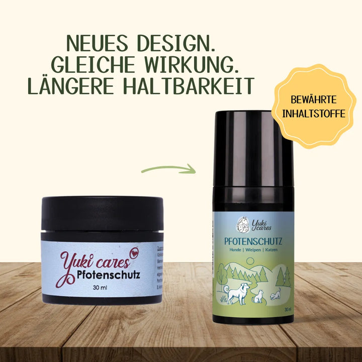 Zwei Pfotenschutzprodukte von Yuki Cares in neuem Design und mit längerer Haltbarkeit stehen auf einem Holztisch.