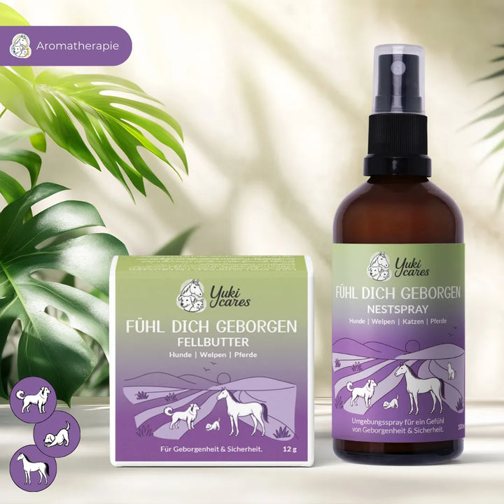 Zwei Yuki Cares Produkte für Tiere stehen vor grünen Blättern, mit Illustrationen von Hund, Katze und Pferd auf den Etiketten.